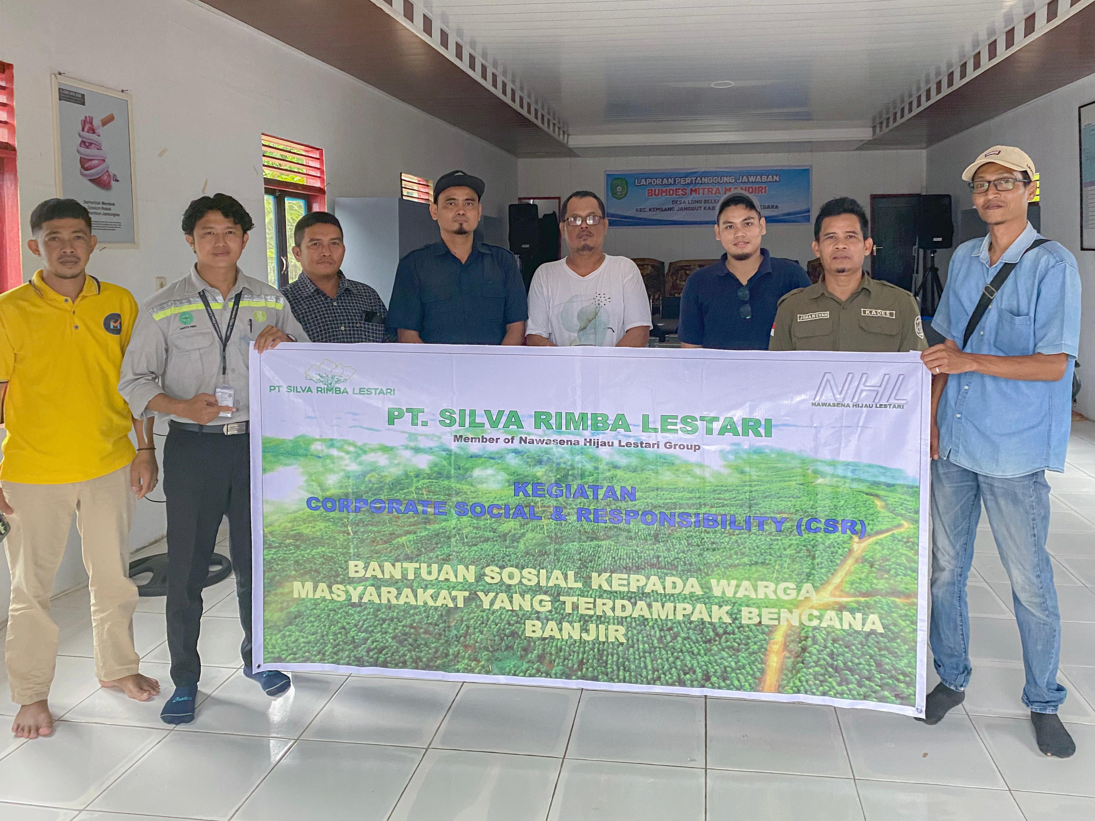 PT. Silva Rimba Lestari melalui program CSR menyalurkan bantuan sosial kepada warga Desa Long Beleh Haloq yang terdampak banjir, sebagai bentuk tanggung jawab sosial perusahaan terhadap masyarakat sekitar.